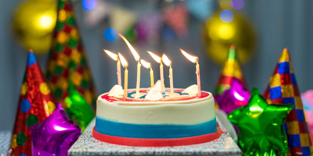 https://www.cakecaramella.com/wp-content/uploads/2022/04/come-decorare-torta-compleanno-fatta-in-casa.jpg